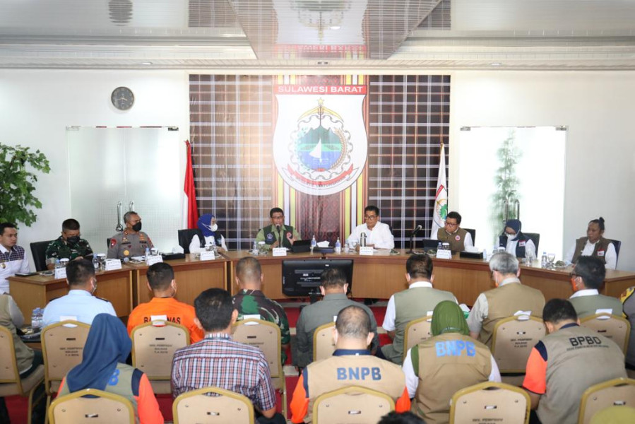 Rapat Koordinasi Penanganan Darurat Gempabumi M 5.8 Mamuju di Kantor Gubernur Prov. Sulawesi Barat, Kamis (9/6).