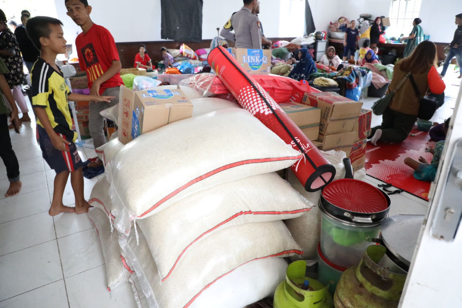 Kondisi pengungsian warga terdampak banjir di Kota Kualasimpang, Kabupaten Aceh Tamiang, Provinsi Aceh, Selasa (8/11).