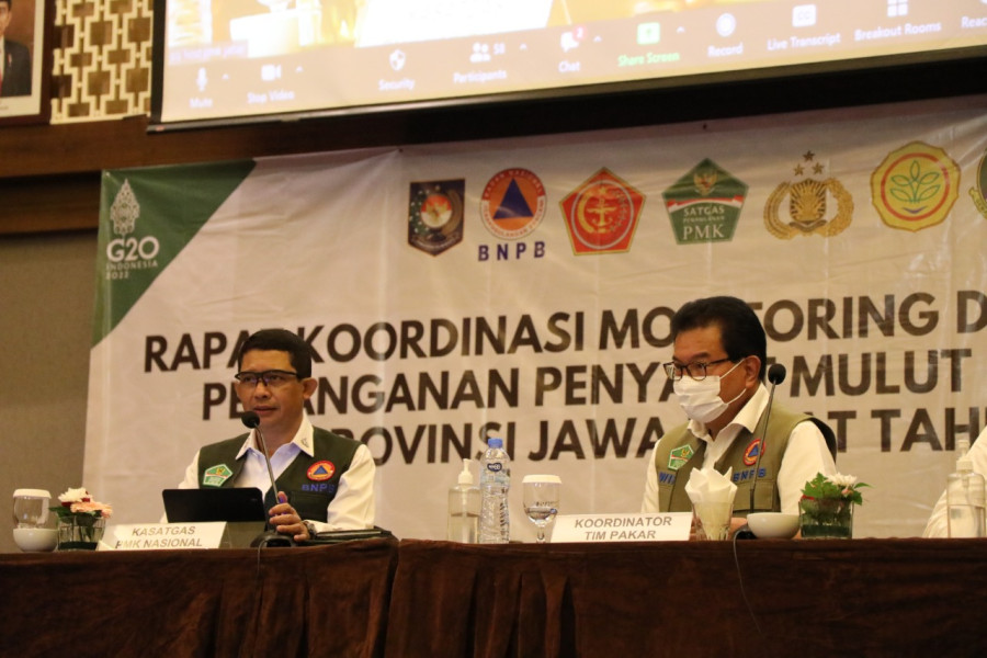 Ketua Satgas Penanganan PMK Nasional Letjen TNI Suharyanto (kiri) pada Rapat Koordinasi Monitoring dan Evaluasi Penanganan PMK di Bandung, Jawa Barat, Jumat (21/10).