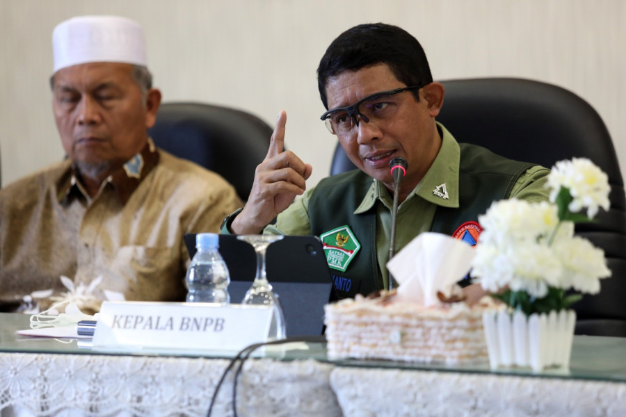 Kepala BNPB Letjen TNI Suharyanto (kanan) memberikan arahan dalam Rapat Monitoring dan Evaluasi Penanggulangan Bencana Alam Gempabumi di Pasaman Barat, Sumatera Barat, Minggu (16/10).