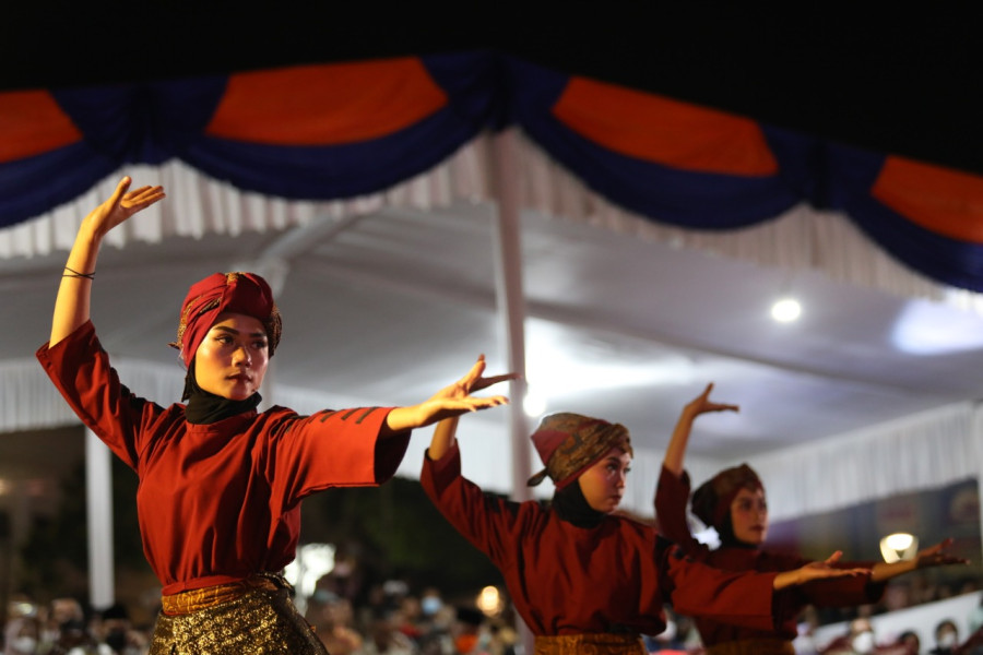 Tari Anak Nagari yang dipentaskan di Alun-alun Jam Gadang, Bukittinggi, Sumatera Barat, Sabtu (14/5).