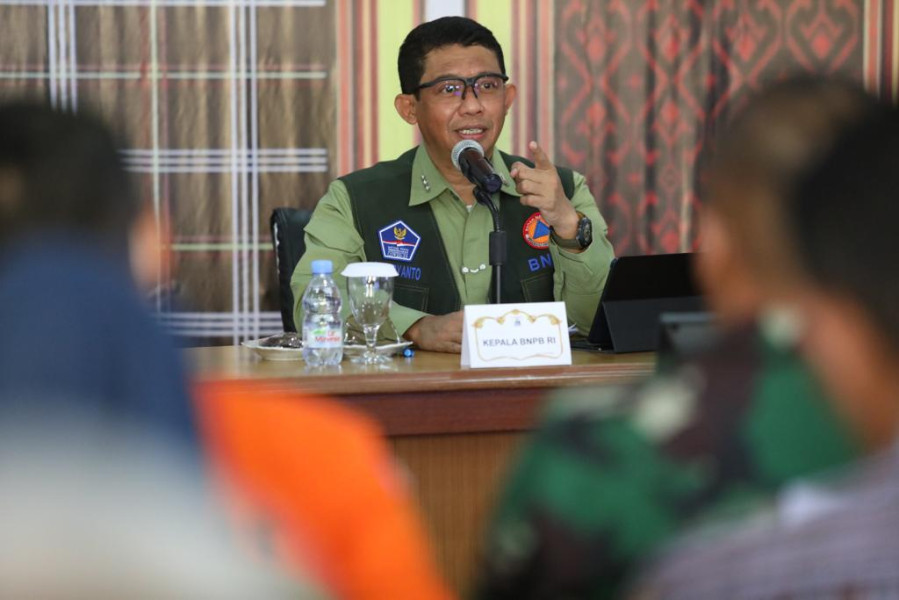 Kepala BNPB Letjen TNI Suharyanto memberikan arahan dalam Rapat Koordinasi Penanganan Darurat Gempabumi M 5.8 Mamuju di Kantor Gubernur Prov. Sulawesi Barat, Kamis (9/6).