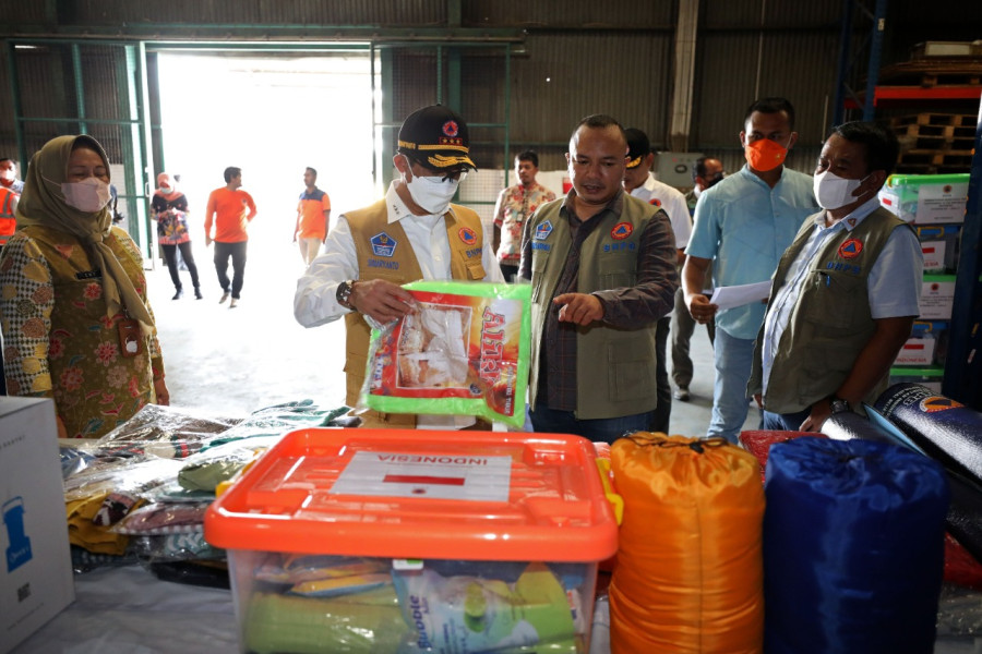 Kepala BNPB Letjen TNI Suharyanto (dua kiri) memeriksa sejumlah barang di dalam kotak hygiene kit di gudang logistik dan peralatan BNPB, BRG Kelapa Gading, Jakarta Timur, Jumat (23/9).