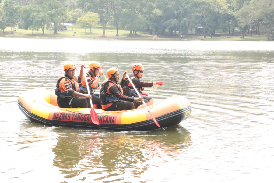 Tim gabungan menuju lokasi terdampak banjir untuk melakukan evakuasi saat Simulasi Penanganan Bencana Banjir di Danau Jambore, Depok, Jawa Barat, Rabu (9/11).