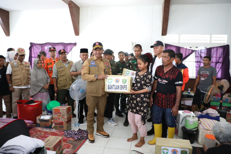 Kepala BNPB Letjen TNI Suharyanto memberikan secara simbolis bantuan operasional Dana Siap Pakai (DSP) sebesar 500 juta rupiah dan paket logistik senilai 250 juta rupiah kepada warga terdampak banjir Aceh Tamiang, Provinsi Aceh, Selasa (8/11).