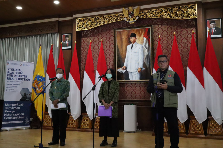 (dari kanan ke kiri) Deputi Bidang Sistem dan Strategi BNPB Raditya Jati, Utusan Khusus PBB untuk Pengurangan Risiko Bencana Mami Mizutori dan Gubernur Provinsi Bali Wayan Koster pada Konferensi Pers Persiapan Jelang GPDRR ke-7 di Denpasar, Bali (22/4).