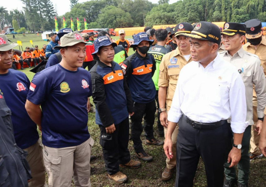 Kepala BNPB Letjen TNI Suharyanto (kemeja cokelat) mendampingi Menko PMK Muhadjir Effendy (kemeja putih) saat berdiskusi kepada peserta Apel Kesiapsiagaan di Lapangan Jambore, Depok, Jawa Barat, Rabu (9/11).