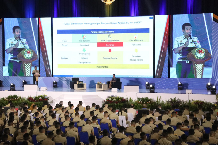 Kepala BNPB Letjen TNI Suharyanto memberikan materi tentang Fungsi BNPB dalam Penanggulangan Bencana sesuai amanat UU No.24 Tahun 2007 saat menjadi pembicara pada Kuliah Umum di Kampus IPDN, Sumedang, Jawa Barat, Selasa (2/11).