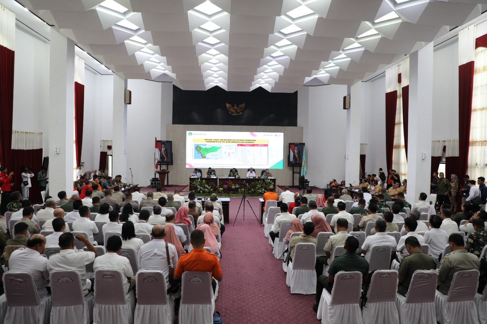 Rapat Koordinasi Penanganan Darurat Bencana Asap Akibat Kebakaran Hutan dan Lahan di Kalimantan Barat Tahun 2023 di Balai Petitih Kantor Gubernur Kalimantan Barat, Rabu, (20/9).
