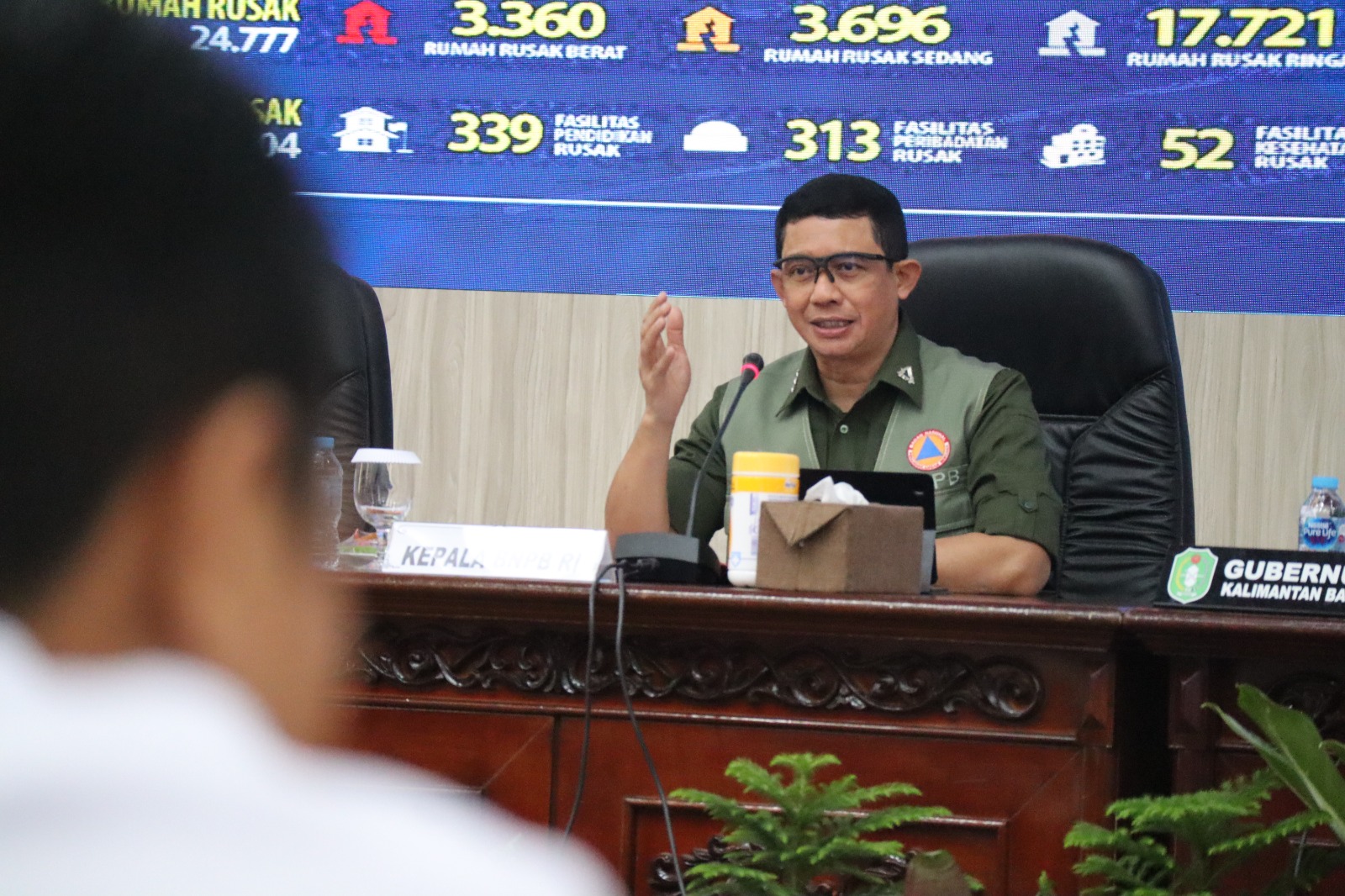 Kepala BNPB Letjen TNI Suharyanto, S.Sos., M.M memberikan arahan pada Rapat Koordinasi Penanganan Darurat Bencana Asap Akibat Kebakaran Hutan dan Lahan di Kalimantan Barat Tahun 2023 di Balai Petitih Kantor Gubernur Kalimantan Barat, Rabu, (20/9).