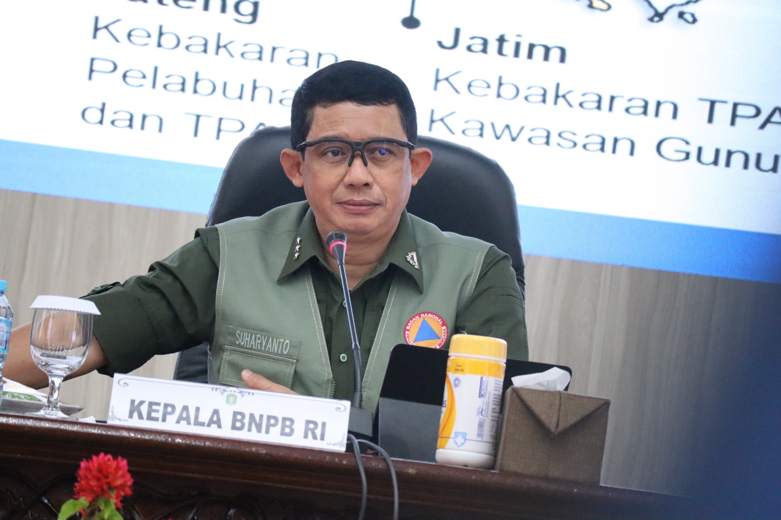 Kepala BNPB Letjen TNI Suharyanto, S.Sos., M.M memberikan arahan pada Rapat Koordinasi Penanganan Darurat Bencana Asap Akibat Kebakaran Hutan dan Lahan di Kalimantan Barat Tahun 2023 di Balai Petitih Kantor Gubernur Kalimantan Barat, Rabu, (20/9).