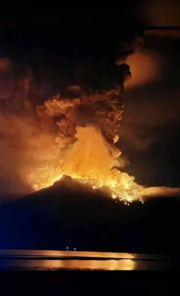 Le mont Ruang dans le nord de Sulawesi est entré en éruption, jusqu’à 828 habitants ont été évacués