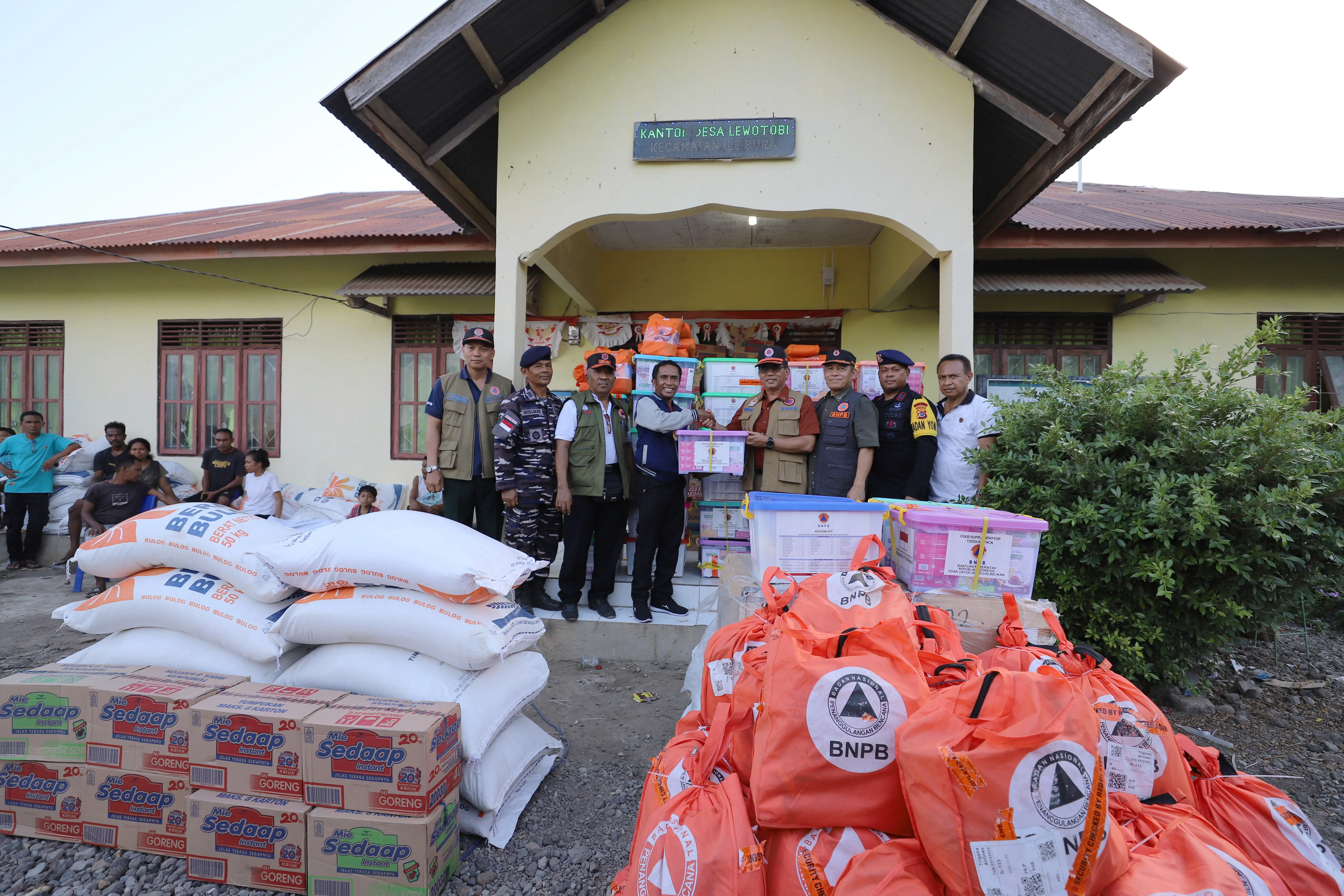 BNPB Salurkan Bantuan Bagi Warga Desa Terisolir Lewotobi