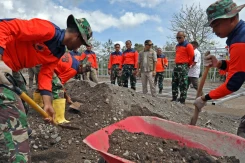 Kembali Ke Flores Timur, Kepala BNPB Tinjau Pembangunan Huntara dan Cek Lokasi Huntap