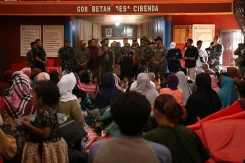 Pastikan Penanganan Berjalan Baik, Kepala BNPB Tinjau Longsor Bandung Barat