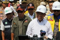 Gunakan Heli Kepala BNPB Dampingi Menko PMK Meninjau Longsor Di Tol Bocimi