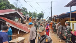 Empat Warga Tertimbun Longsor di Kota Batam
