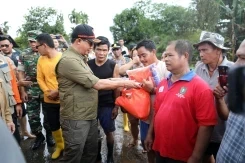 Tinjau Lokasi Banjir, Kepala BNPB Akan Rumuskan Solusi Jangka Panjang Atasi Banjir Kalbar