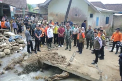 Kepala BNPB Tinjau Lokasi Terdampak Banjir di Kabupaten Ogan Komering Ulu, Sumatra Selatan