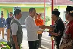 Kepala BNPB Dampingi Presiden Berikan Bantuan Dana Stimulan Gagal Panen Akibat Banjir