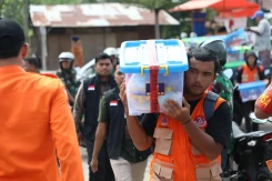Bahu-Membahu Pendistribusian Bantuan BNPB di Pos Lapangan Banjir Riau