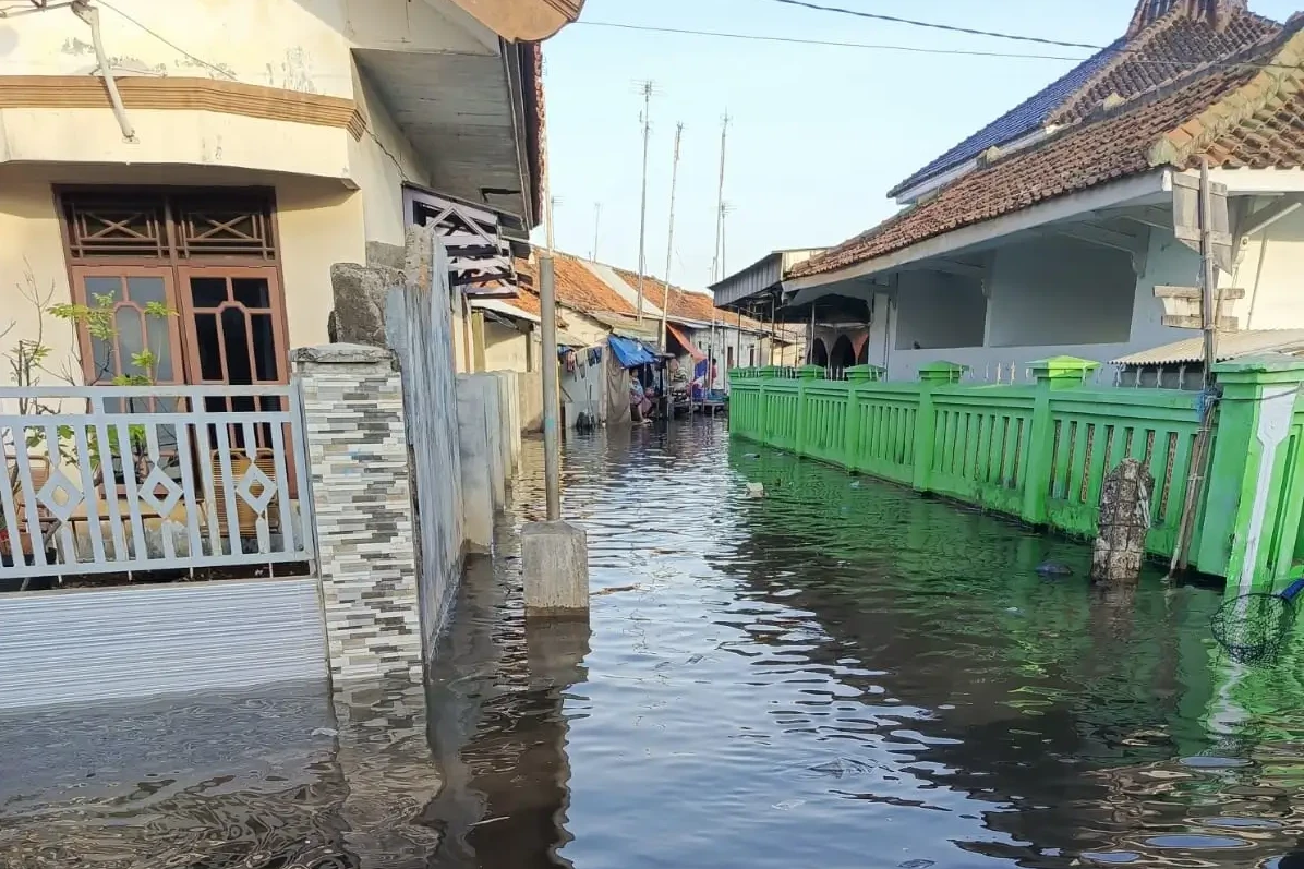 Banjir Rob Terjang Kabupaten Indramayu, Ribuan Warga Terdampak