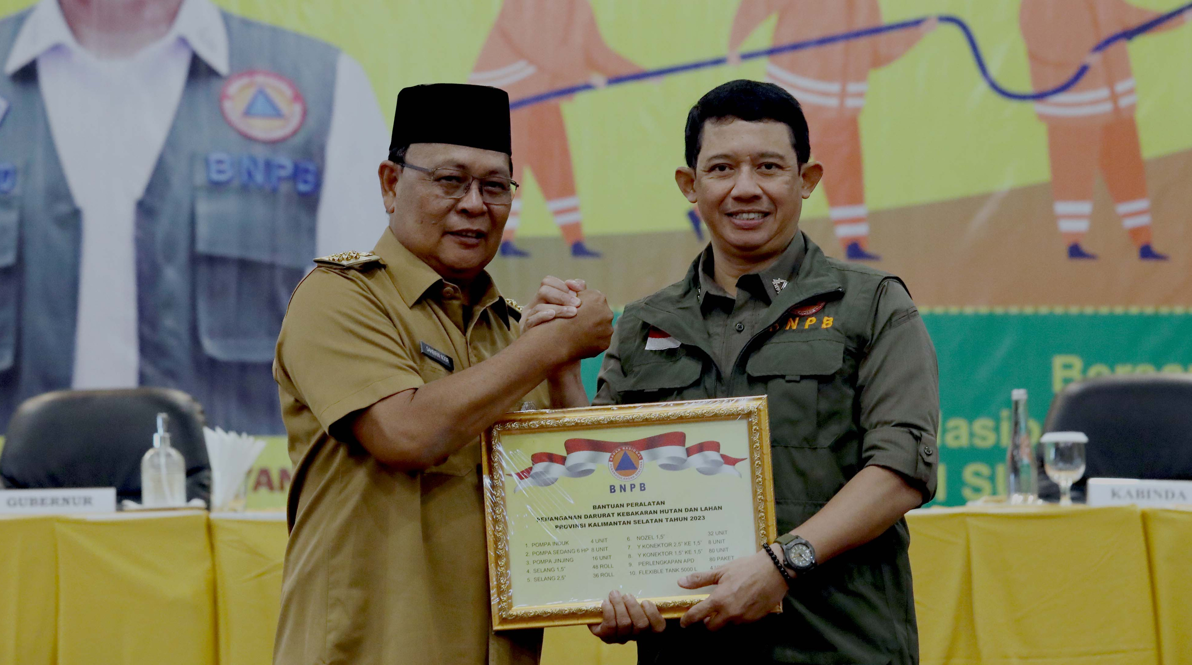Kepala BNPB memberikan bantuan kepada Gubernur Kalimantan Selatan untuk operasi darat penanganan karhutla di wilayah Kalimantan Selatan