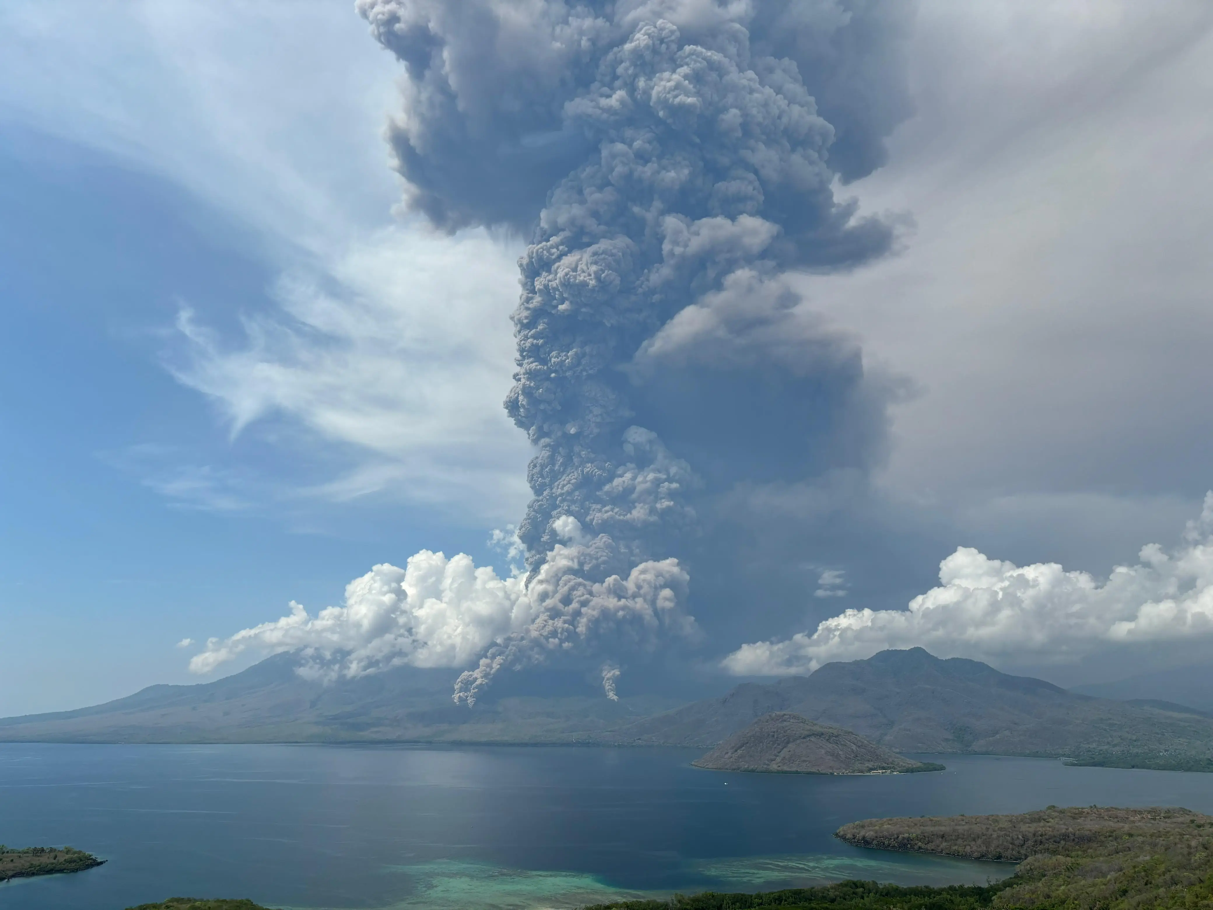 Zona Rekomendasi Gunung Lewotobi Laki-Laki Diperluas, BNPB siapkan Pos Pengungsian Tambahan