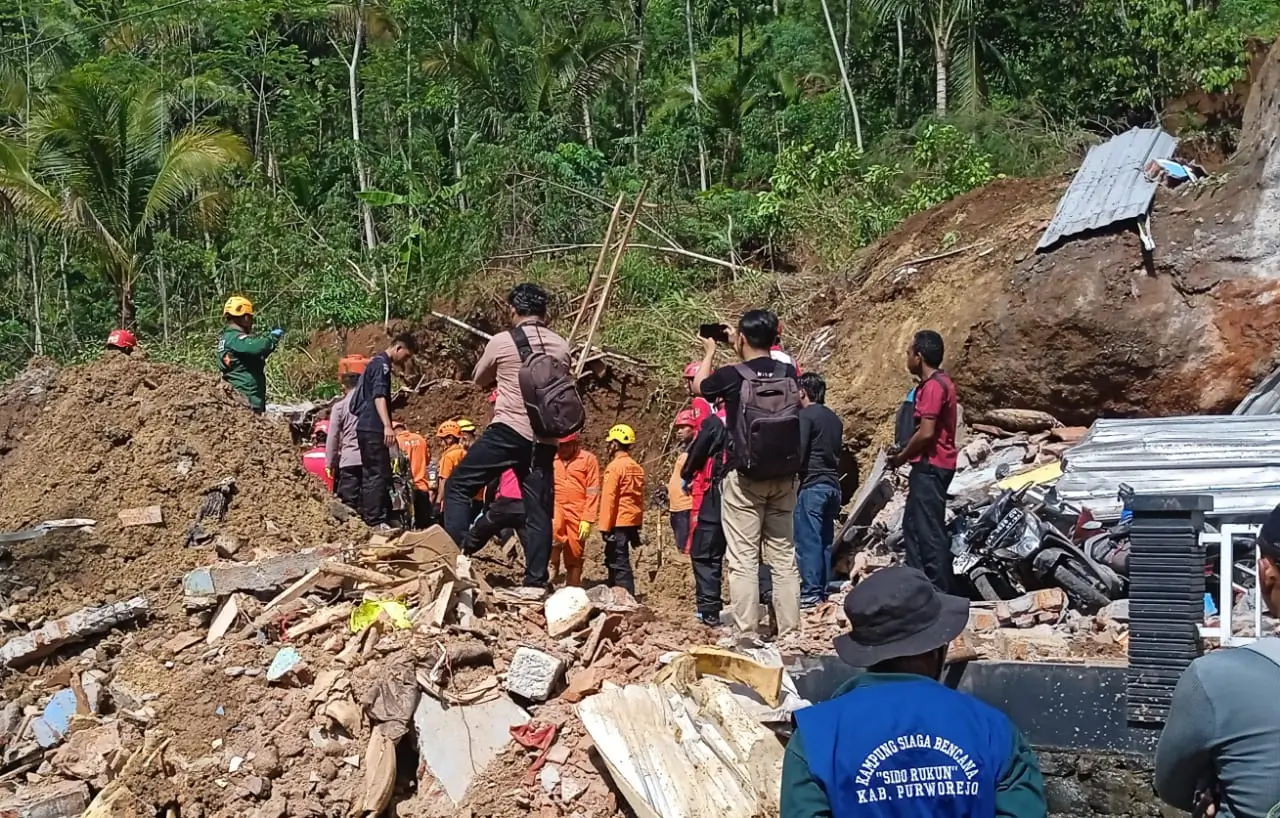 Tim Gabungan Lanjutkan Pencarian Korban Hilang Longsor Purworejo