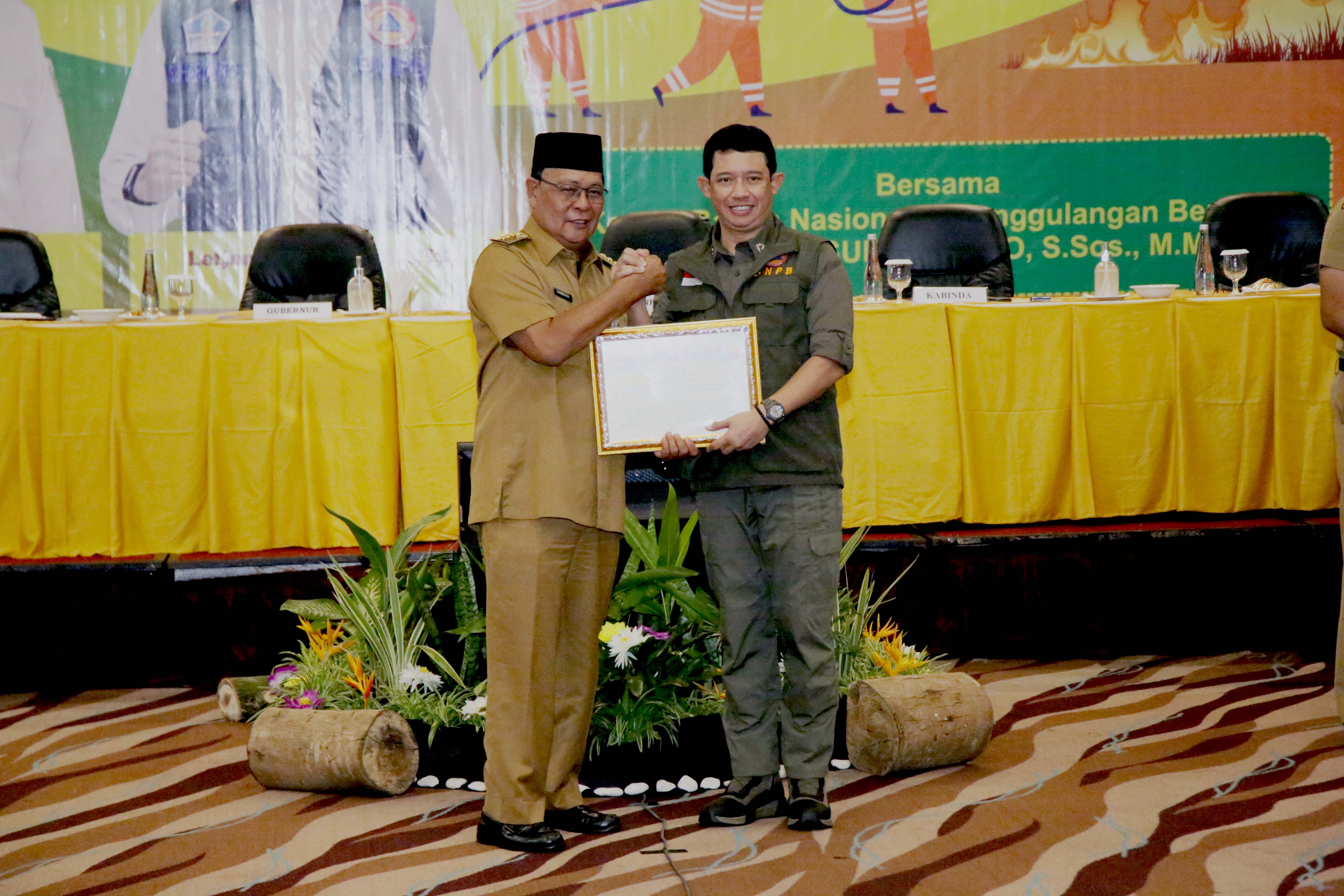 Kepala BNPB memberikan bantuan kepada Gubernur Kalimantan Selatan untuk operasi darat penanganan karhutla di wilayah Kalimantan Selatan