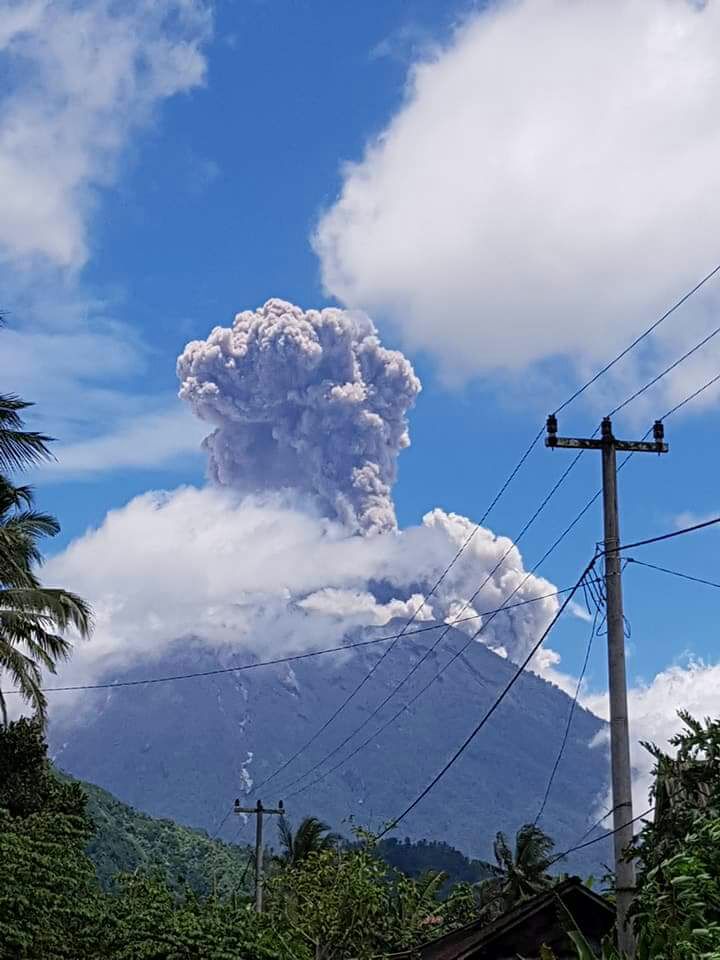 Gunung Agung Kembali Erupsi Setinggi 1.500 Meter, Bali Aman
