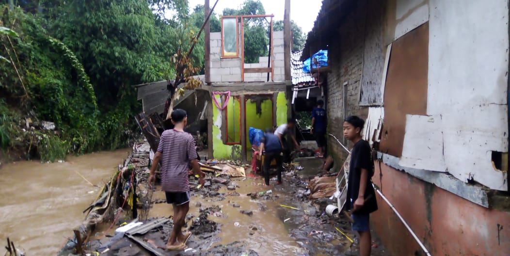 Tanggul Sungai Jebol, Banjir Rendam Perumahan Cimareme Bandung Barat
