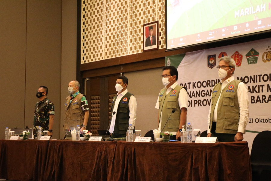 Ketua Satgas Penanganan PMK Nasional Letjen TNI Suharyanto (tengah) pada Rapat Koordinasi Monitoring dan Evaluasi Penanganan PMK di Bandung, Jawa Barat, Jumat (21/10).