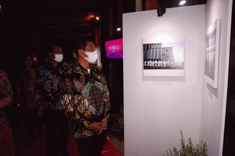 Kepala BNPB sekaligus Ketua Satgas Covid-19 Letjen TNI Suharyanto menyaksikan pameran foto bertema Penanganan Covid-19 pada Malam Anugerah Kemanusiaan dalam Penanganan Covid-19 di Nusa Dua, Bali, Kamis (17/11).