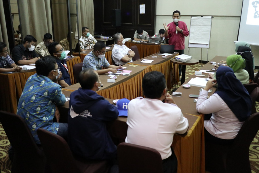 Peserta dari perwakilan OPD dan Lembaga PB mendapatkan paparan dari mentor dalam kegiatan Penguatan Sistem Manajemen Optimasi Jaringan Logistik dan Peralatan yang diselenggarakan oleh Kedeputian Bidang Logistik dan Peralatan BNPB di Kota Semarang, Jawa Tengah, Selasa (9/8).