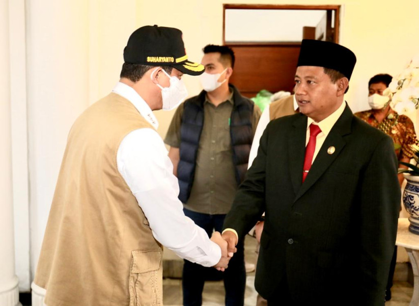 Kepala BNPB/Ketua Satgas Penanganan PMK Letjen TNI Suharyanto (kiri) disambut oleh Wakil Gubernur Jawa Barat Uu Ruzhanul Ulum saat tiba di Gedung Sate, Bandung, Jawa Barat, Jumat (29/7).