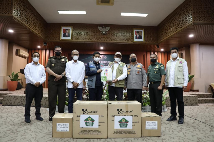 Penyerahan bantuan untuk percepatan penanganan PMK di Provinsi Aceh, Rabu (3/8).