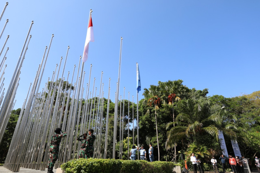 Upacara pengibaran Bendera Negara Kesatuan Republik Indonesia dan Bendera PBB di halaman Bali Nusa Dua Convention Center, Nusa Dua, Bali, Minggu (22/5).
