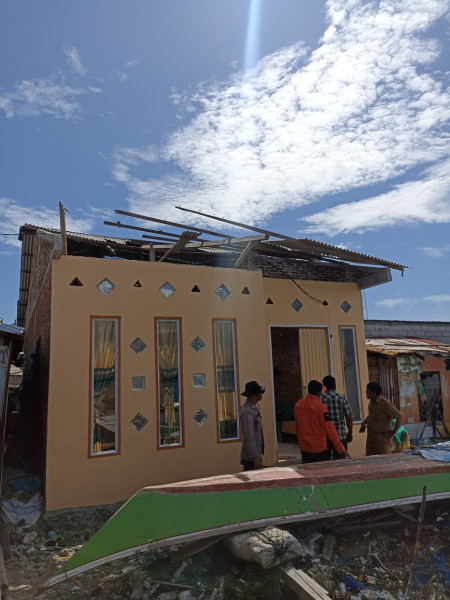 Rumah warga di Desa Rawataya, Kecamatan Kepulauan Tanakeke, Kabupaten Takalar, Provinsi Sulawesi Selatan mengalami kerusakan akibat diterjang angin puting beliung pada Minggu (12/6). (BPBD Kabupaten Takalar)