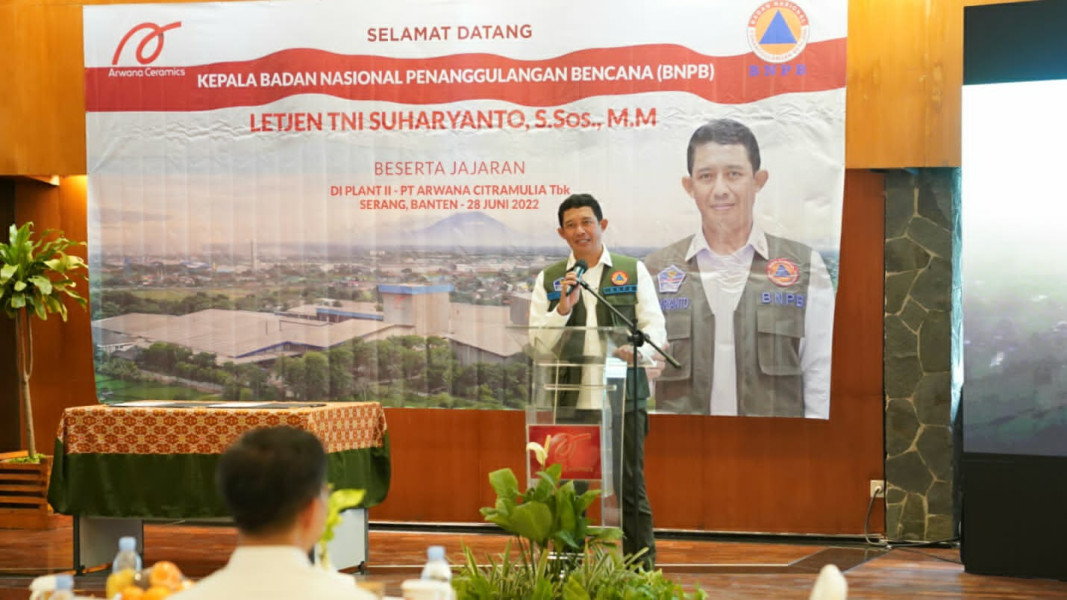 Kepala BNPB Letjen TNI Suharyanto S.Sos., M.M memberikan sambutan pada kunjungan kerja ke PT Arwana Citramulia di Kab. Serang, Prov. Banten, Selasa (28/6).