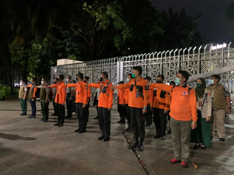 Apel malam tim gabungan dari BNPB dan BPBD DKI Jakarta sebelum melaksanakan pembagian masker gratis kepada umat muslim yang melakukan ibadah ramadan di Masjid Istiqlal, Jakarta Pusat, Kamis (7/4).