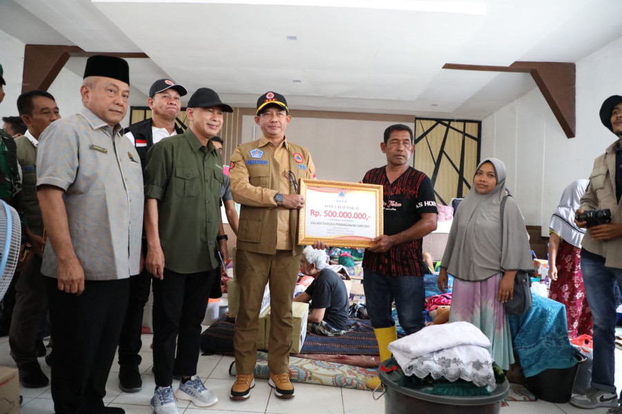 Kepala BNPB Letjen TNI Suharyanto memberikan secara simbolis bantuan operasional Dana Siap Pakai (DSP) sebesar 500 juta rupiah dan paket logistik senilai 250 juta rupiah kepada warga terdampak banjir Aceh Tamiang, Provinsi Aceh, Selasa (8/11).