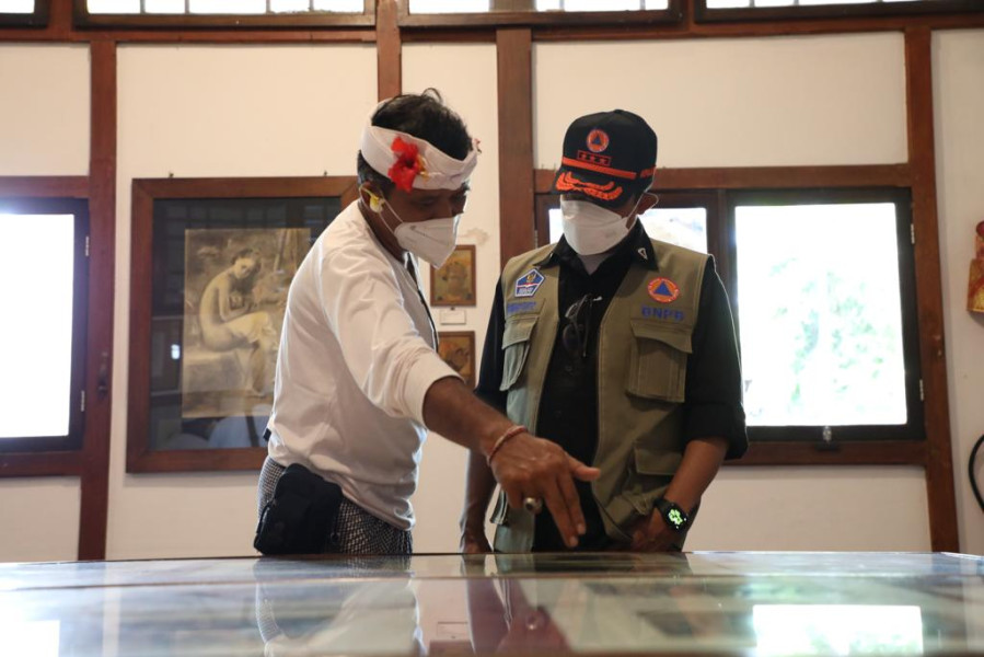 Kepala BNPB Letjen TNI Suharyanto (kanan) mendengarkan penjelasan pada salah satu objek peninggalan sejarah di Museum Semarajaya, Kertha Gosa, Kabupaten Klungkung, Provinsi Bali, Kamis (17/3).