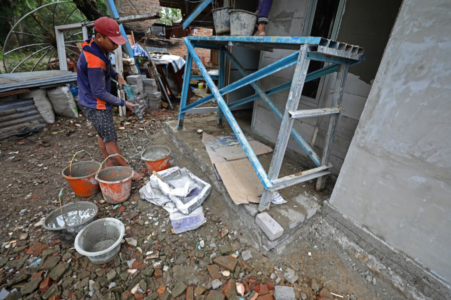 Pekerja menyelesaikan pembangunan hunian tetap bagi warga terdampak gempabumi Pasaman Barat di Nagari Kajai, Kampung Pasar Lama, Kecamatan Talamau, Kabupaten Pasaman Barat, Sumatera Barat Minggu (16/10).