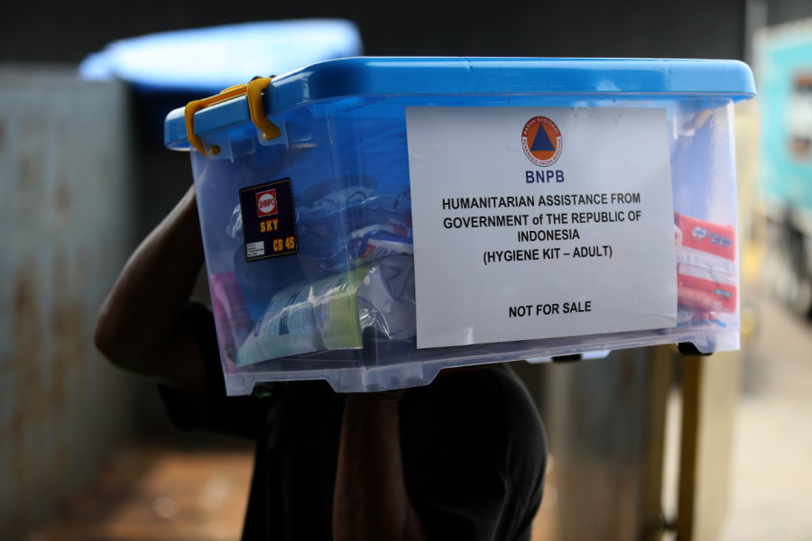 Pekerja mengangkat kotak hygiene kit di gudang logistik dan peralatan BNPB, BRG Kelapa Gading, Jakarta Timur, Jumat (23/9).