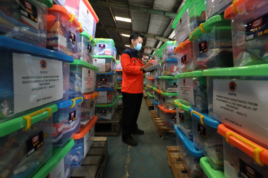 Petugas melakukan pendataan ratusan kotak hygiene kit di gudang logistik dan peralatan milik BNPB, BRG Kelapa Gading, Jakarta Timur, Jumat (23/9).