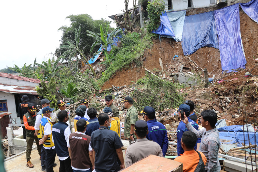 Situasi peninjauan lokasi tanah longsor di Kecamatan Bogor Tengah, Kota Bogor, Jawa Barat, Sabtu (22/10).