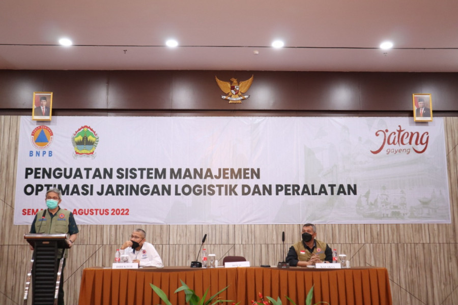 Deputi Bidang Logistik dan Peralatan BNPB Zaherman Muabezi (kiri) memberikan sambutan dalam pembukaan kegiatan Penguatan Sistem Manajemen Optimasi Jaringan Logistik dan Peralatan bersama OPD dan lembaga PB di Kota Semarang, Jawa Tengah, Selasa (9/8).