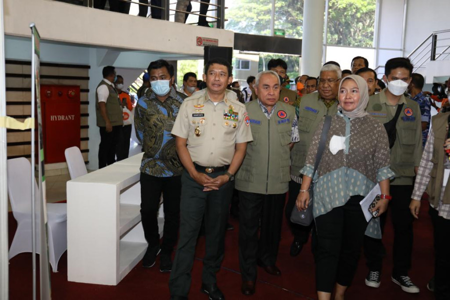 Kepala BNPB Letjen TNI Suharyanto (dua kiri) meninjau lokasi pameran kebencanaan di BSCC Dome, Balikpapan, Kalimantan Timur, Jumat (14/10).