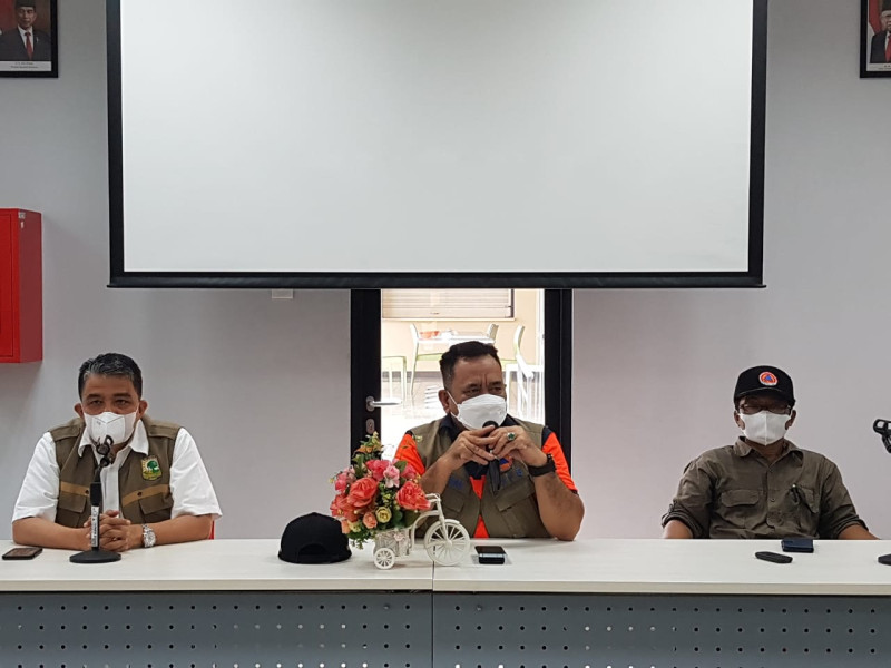 Deputi Bidang Rehabilitasi dan Rekonstruksi Jarwansyah (tengah) memberikan sambutan dan arahan dalam acara pembekalan relawan mahasiswa untuk membantu proses pendataan pascagempabumi Sumatera Barat di Kantor UPT BNPB Regional Sumatera, Kamis (3/3).